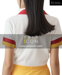 เสื้อโปโลแขนสั้นสีขาว คอปกแดง ตัดแถบแขนสองสีแดง-เหลือง เพิ่มดีเทลสดใส โดดเด่นด้วยโทนสีสันตัดกันอย่างลงตัว ภาพที่ 2
