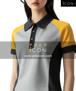 เสื้อโปโลแขนสั้นผู้หญิง โทนสีเทาอ่อนตัดต่อสีดำด้านข้างและปก คอเสื้อแบบสามกระดุม แขนไหล่บนใช้สีเหลืองมัสตาร์ด เพิ่มลูกเล่นคอนทราสต์อย่างมีสไตล์