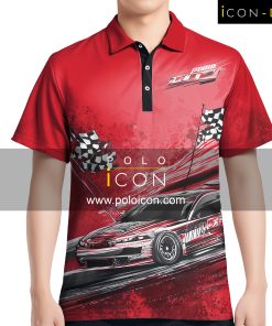 เสื้อพิมพ์ลายคอปกสีแดงลายรถแข่งกราฟิกโทนเข้ม พร้อมธงตราหมากรุกสองฝั่ง ดีไซน์เรซซิ่งแนวสตรีท เหมาะสำหรับเสื้อพิมพ์ลายฟุตบอลหรือเสื้อกีฬาสีสำหรับทีมแข่งขัน ราคาถูก ผลิตได้ในราคาส่ง