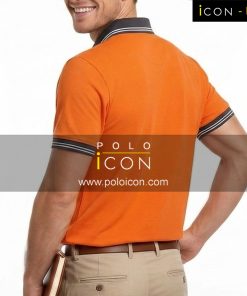 เสื้อโปโลสีส้มแขนสั้นปกเทาแต่งขอบลายสวมใส่โดยผู้ชายยิ้ม ภาพที่ 2