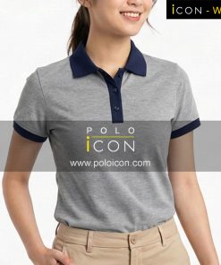 เสื้อโปโลผู้หญิงสีเทา คอปกและขลิบแขนสีน้ำเงินเข้มสวมใส่โดยหญิงสาว ภาพที่ 1