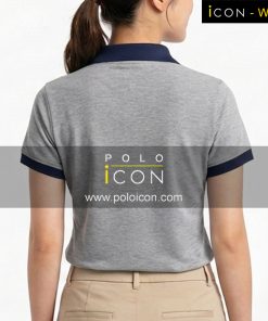เสื้อโปโลแขนสั้นสีเทา คอปกและขลิบแขนสีน้ำเงินเข้มสวมใส่โดยหญิงสาว ภาพที่ 2