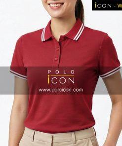 เสื้อโปโลผู้หญิงสีแดง คอปกแต่งแถบขาวสวมใส่กับกางเกงสีเบจ ภาพที่ 1
