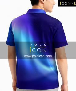 ภาพเสื้อโปโลพิมพ์ลายสีไล่เฉดน้ำเงินสวมใส่โดยผู้ชาย แขนสั้น ปกเสื้อมีปุ่มสองเม็ด ภาพที่ 2