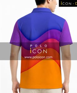 ภาพเสื้อโปโลพิมพ์ลายลายโค้งสีม่วง น้ำเงิน และส้ม แขนสั้น ปกปกติ สวมใส่โดยผู้ชาย ภาพที่ 2